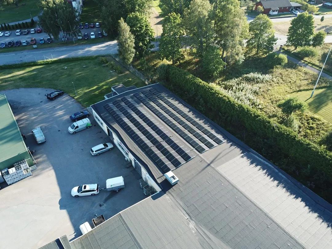 Kan man installera solceller på ett platt tak?
